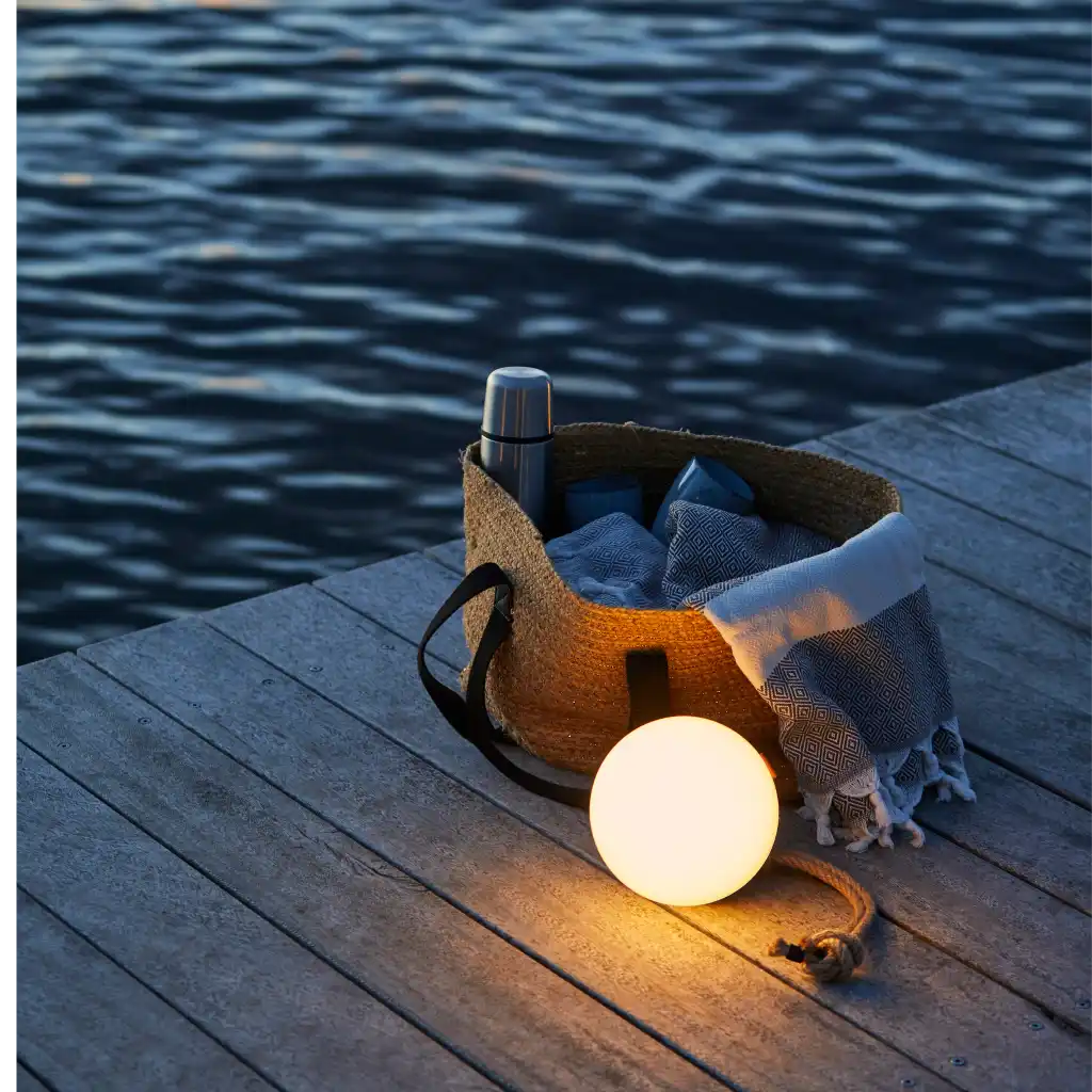 Vedenkestävä SACKit Light 150 -tunnelmavalo päällä laiturilla maassa