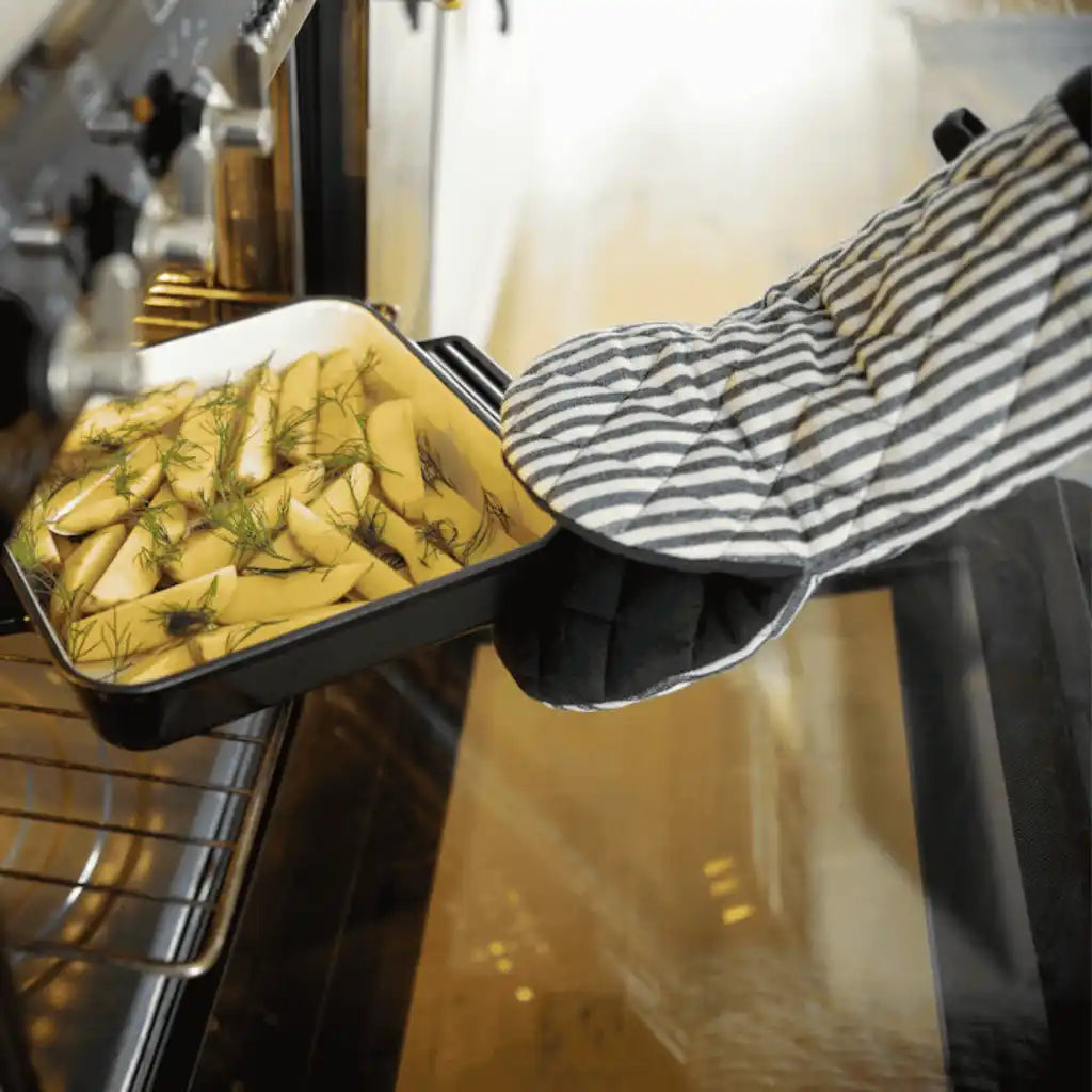 Lord Nelson Victory patakinnas suojaamassa kättä kuumaa uunivuokaa nostettaessa – turvallinen henkilöstölahja