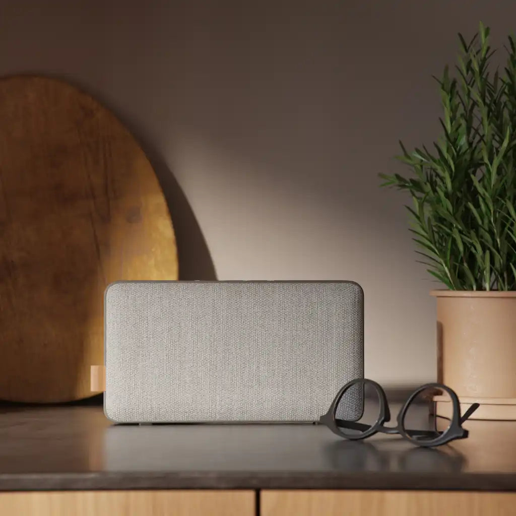 Kannettava SACKit Move 50 Care -kaiutin pöydällä – näyttävä ja vastuullinen kesä- tai joululahja