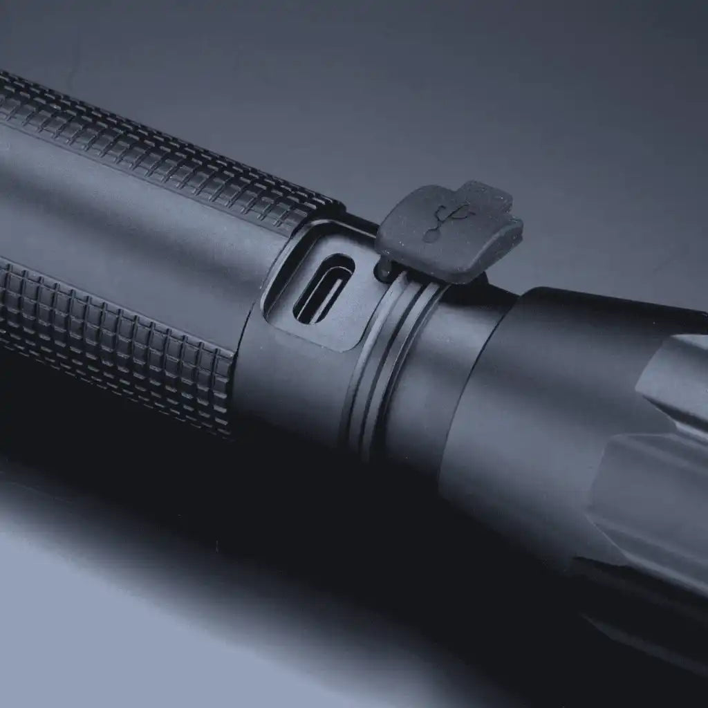 Lähikuva Colorissimo Optima Large -taskulampun avatusta latausportista