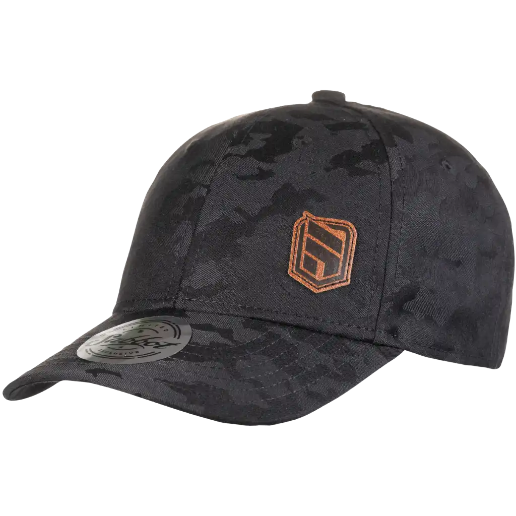 Lippis omalla logolla. Logo tehty nahkamerkillä. Kuvassa Orlando camo lippis.