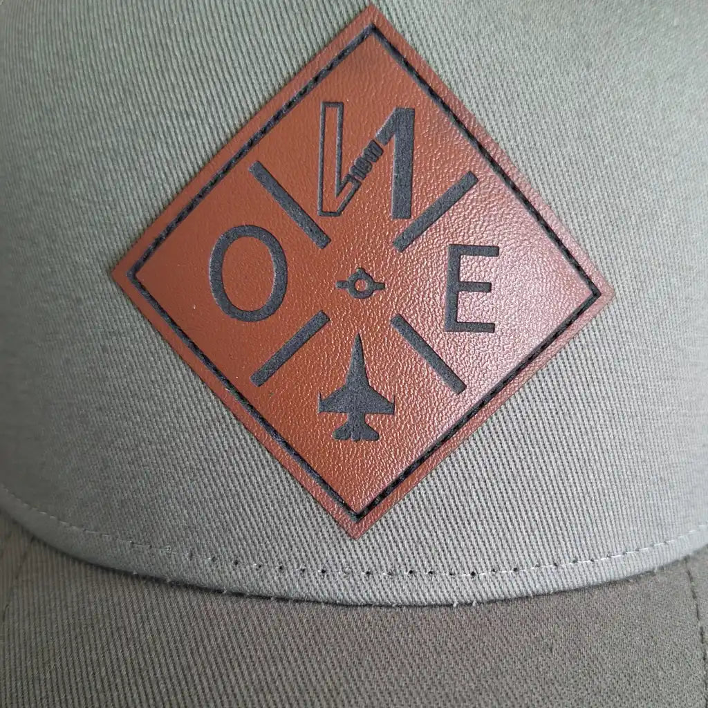 Nahkamerkki malli kuva lippis omalla logolla.