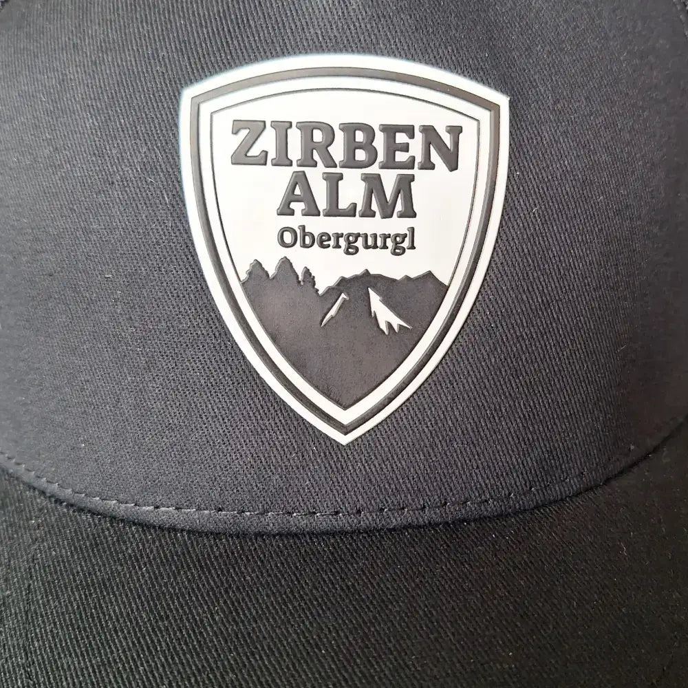 Esimerkki lähikuva kumimerkistä (rubber badge) lippalakissa
