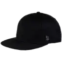 Fitted-lippalakki ja säädettävä lippis vierekkäin istuvuuden vertailuun