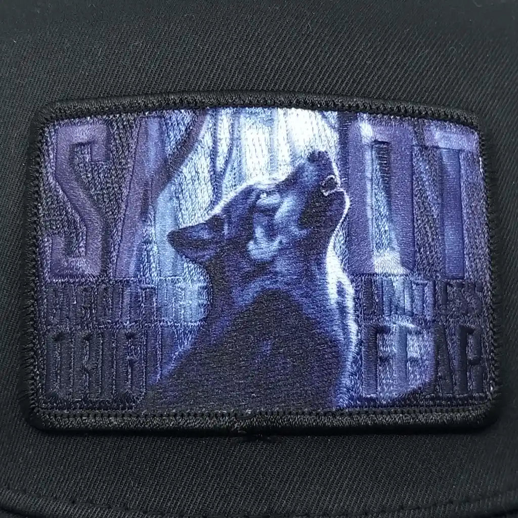 Sabbot Wolf – miesten lippalakki, kirjailtu Wolf-badge lähikuvassa