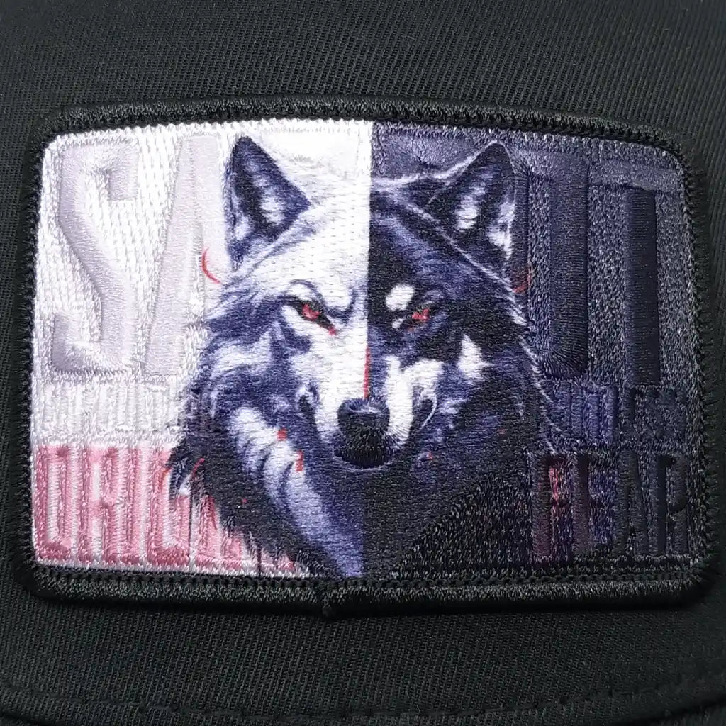 Sabbot Wolf – miesten lippalakki, kirjailtu Wolf 2 -badge lähikuvassa