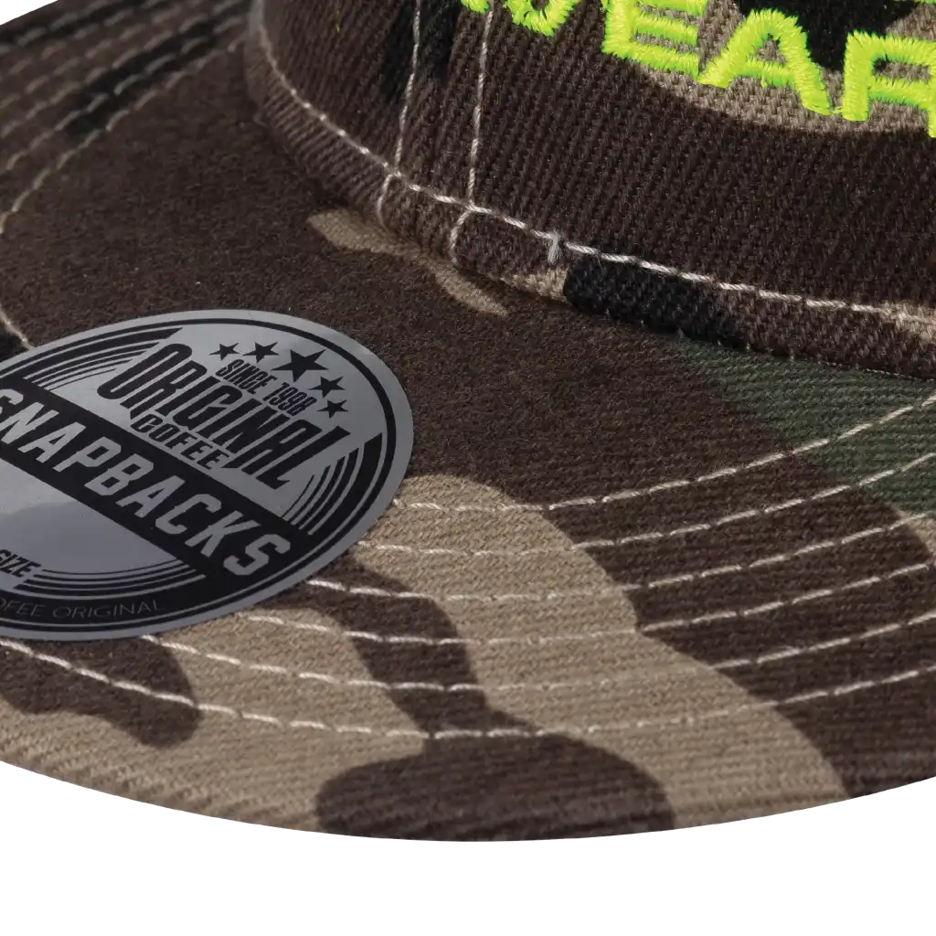 SNAP SOLID coFEE 2021 snapback lippis – lähikuva suoralipasta ja tikkauksista