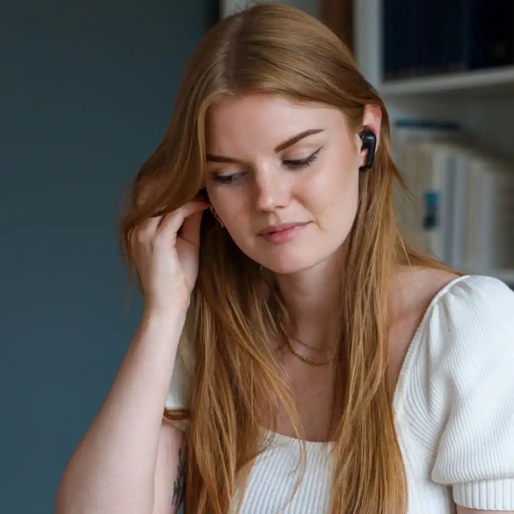 Henkilö puhuu puhelimeen SACKit Active 200 -kuulokkeilla – loistava lahja työkäyttöön