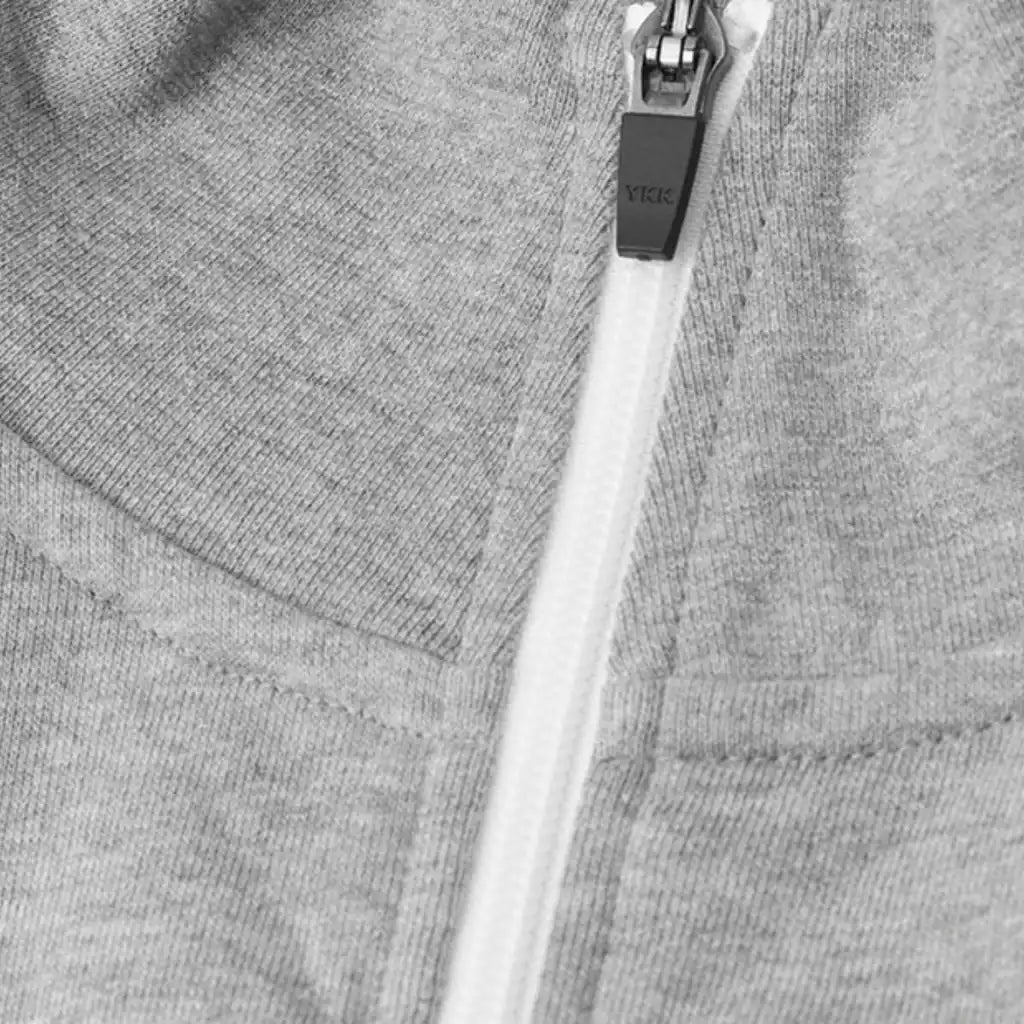 Grey melange collegetakki omalla logolla – lähikuva kauluksesta ja vetoketjusta