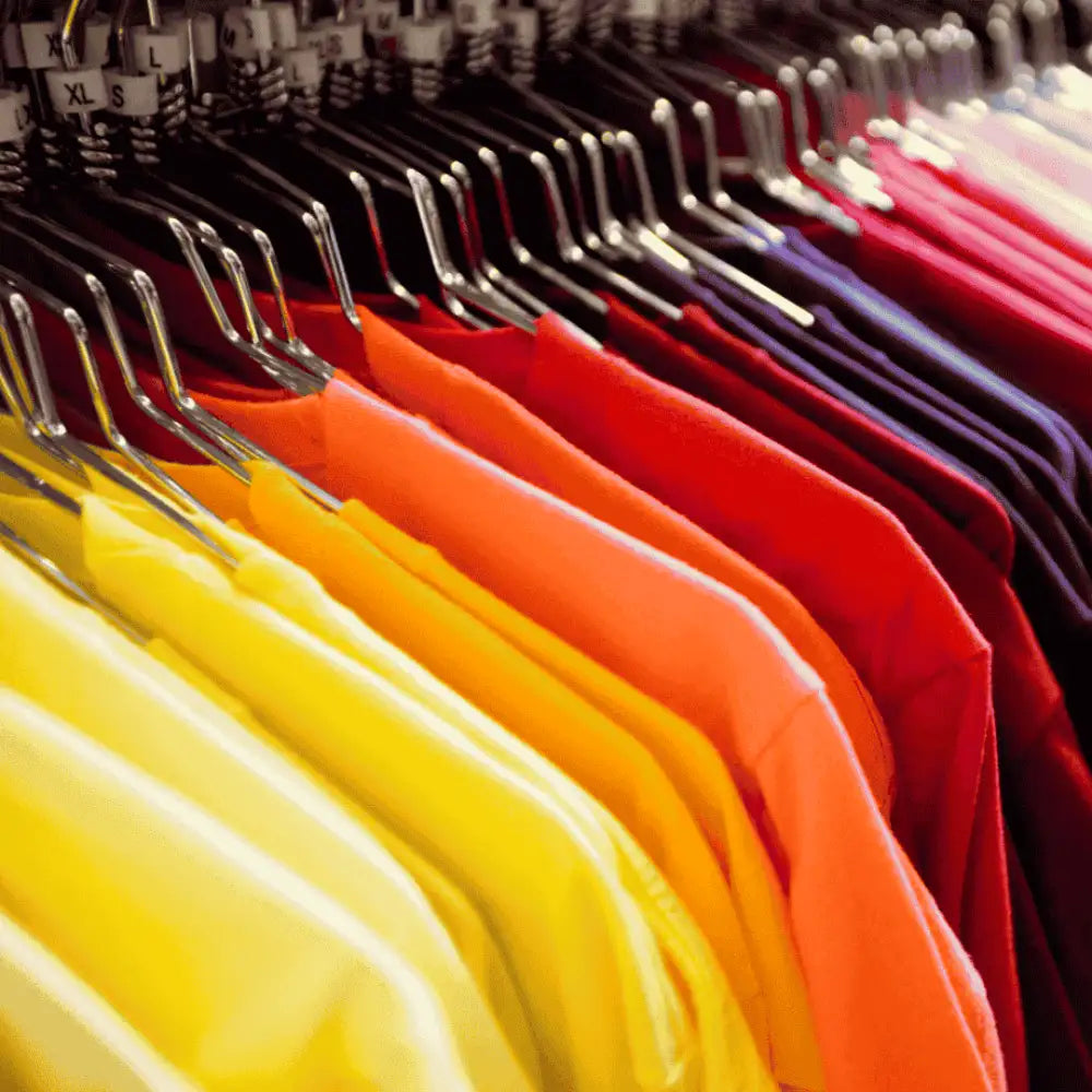 T-paita omalla logo painatuksella.