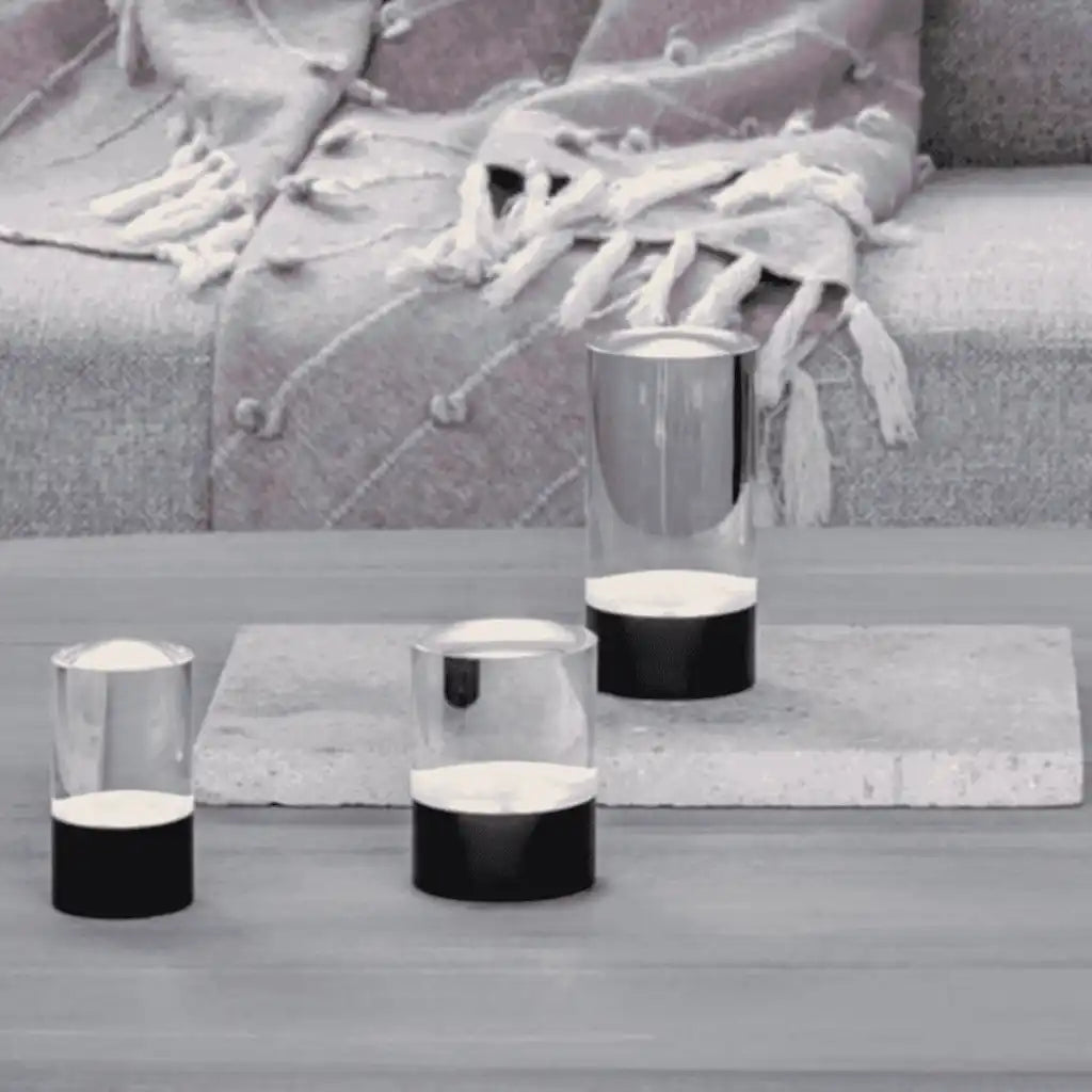 Uyuni Glow Rod -valoputket sisustuselementtinä pöydällä – tyylikäs henkilöstön joululahja