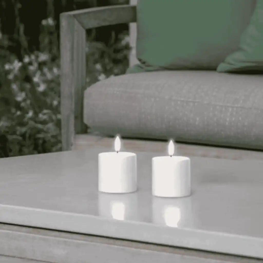 Kaksi Uyuni ladattavaa pöytäkynttilää luomassa lämmintä tunnelmaa olohuoneen pöydällä
