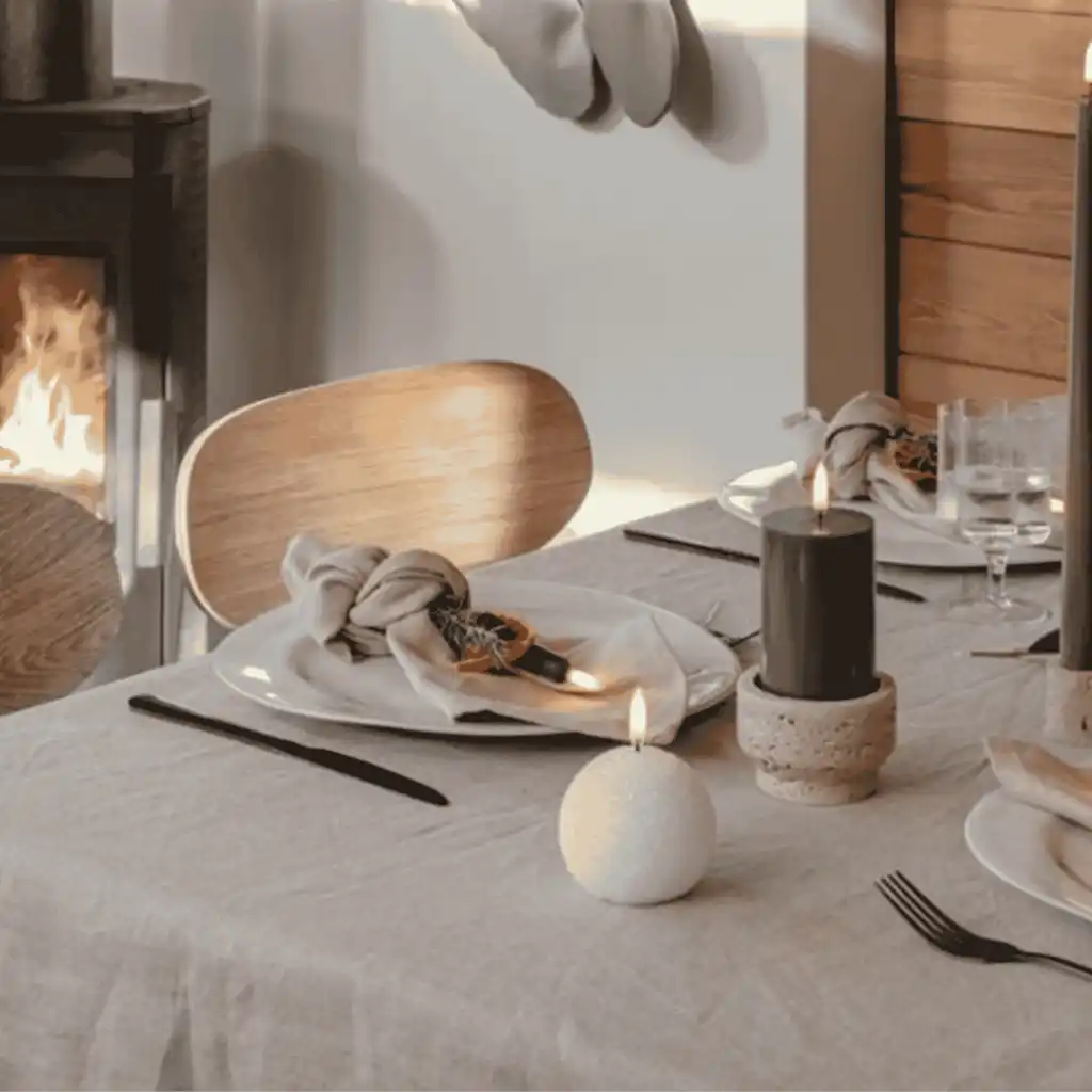 Juhlava Uyuni Snowball LED-kynttilä ruokapöydän kattauksessa – tyylikäs henkilöstön joululahja