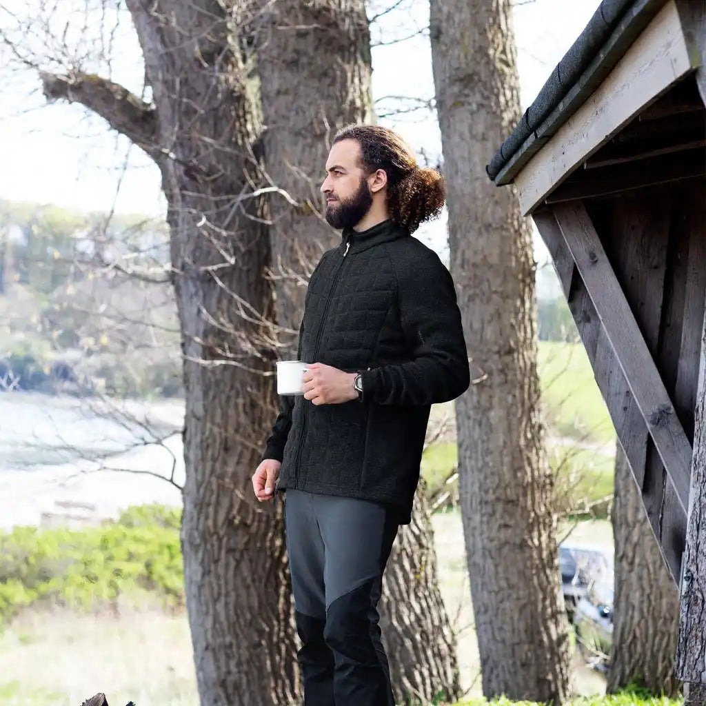 ID® Fleece Jacket 0826 anthracite melange miehellä ulkona – lämmin ja edustava fleecetakki yrityskäyttöön