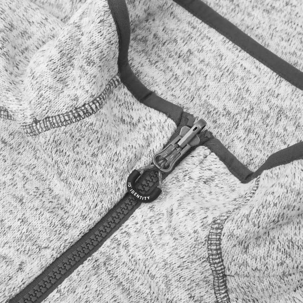 Lähikuva ID® Zip-n-Mix fleece Grey Melange – kauluksen ja vetoketjun laadukas viimeistely yrityslogolle sopivassa toteutuksessa.
